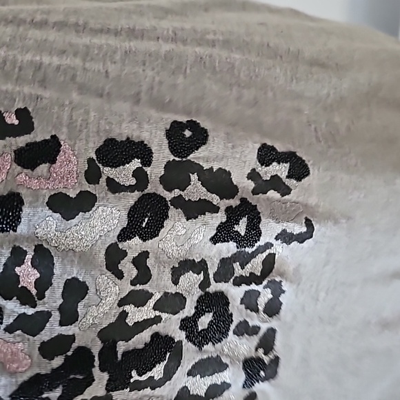 Apt. 9 Gray Short Slee Tee with Rose Gold, Pink, and Silver Ombre Leopard Print - Picture 10 of 12